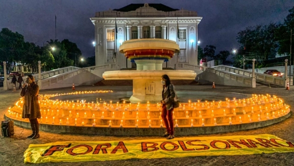 Velas são acesas na frente do Palácio em homenagem às vítimas fatais da covid-19; padre lamenta negacionismo no meio religioso